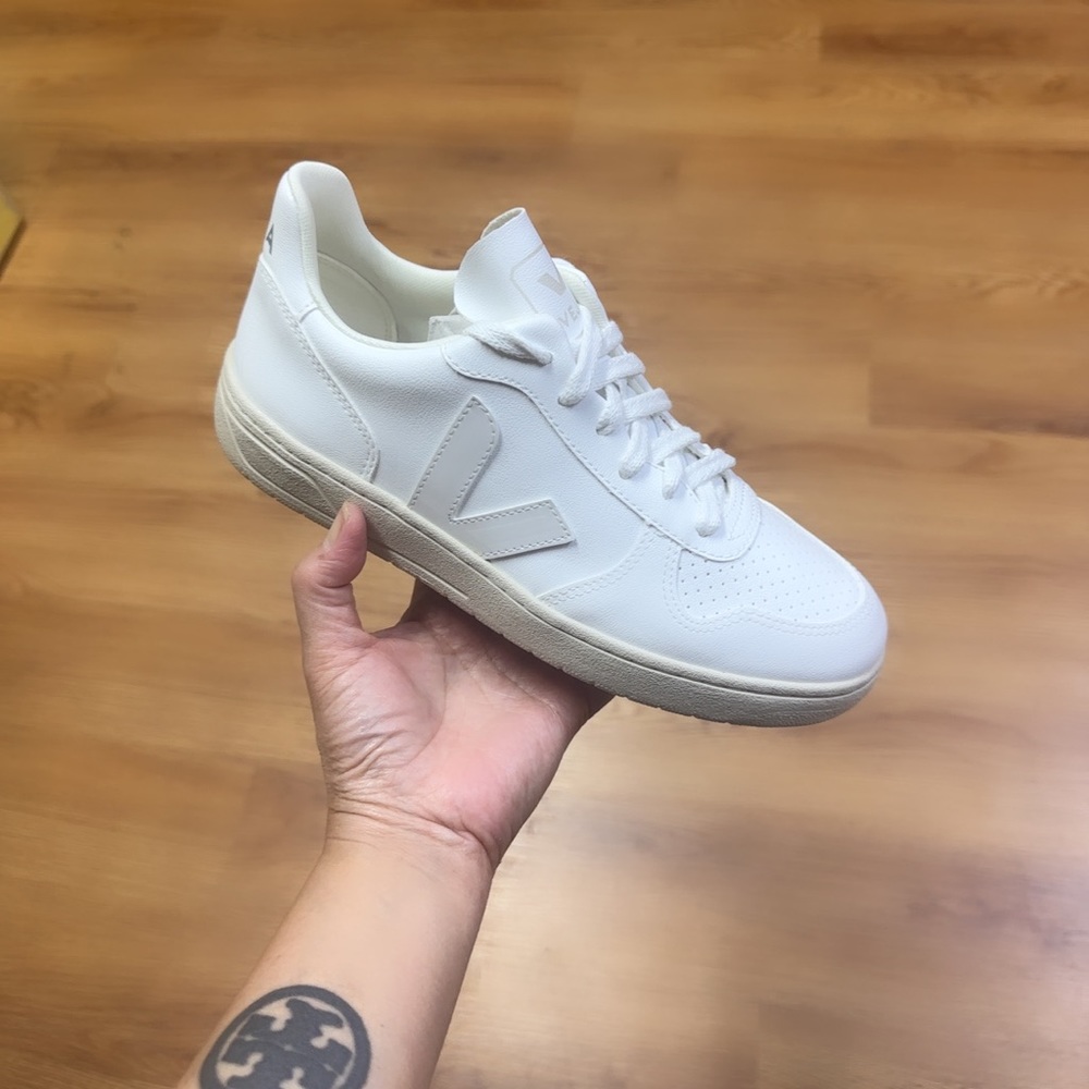 VEJA V-10 Full white Sneaker size 6  NIB
